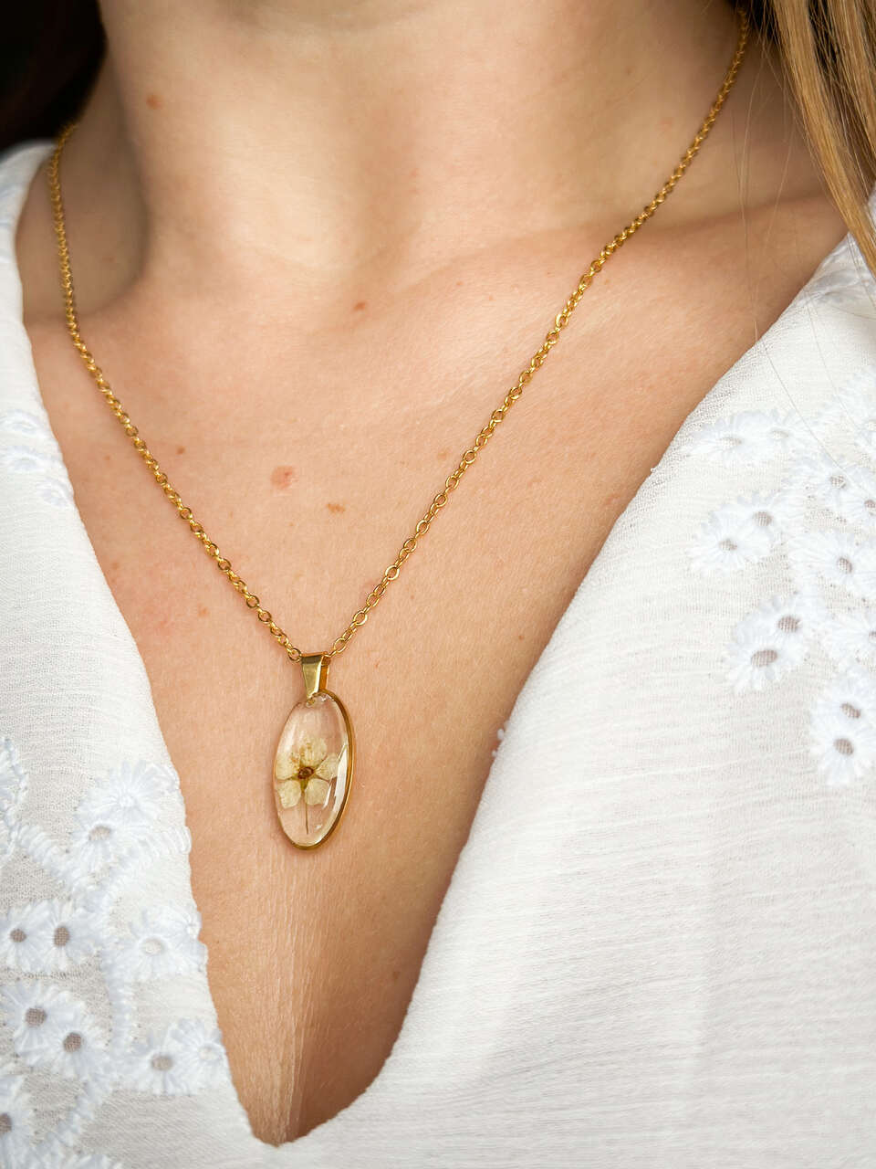 naszyjnik z kwiatów zalanych żywicą, biżuteria z prawdziwych kwiatów, ręcznie robiona biżuteria z żywicy, biżuteria z suszonych kwiatów, złoty naszyjnik elipsa, złoty medalion z kwiatem, nietypowy pomysł na prezent dla niej, biżuteria handmade, naszyjnik z żywicy z kwiatami, biżuteria artystyczna, biżuteria z natury, biżuteria z żywicy epoksydowej, delikatna biżuteria dla niej, unikalny prezent dla kobiety, naszyjnik z prawdziwymi kwiatami, biżuteria z żywicy handmade, kwiaty zatopione w żywicy, biżuteria dla miłośniczki natury