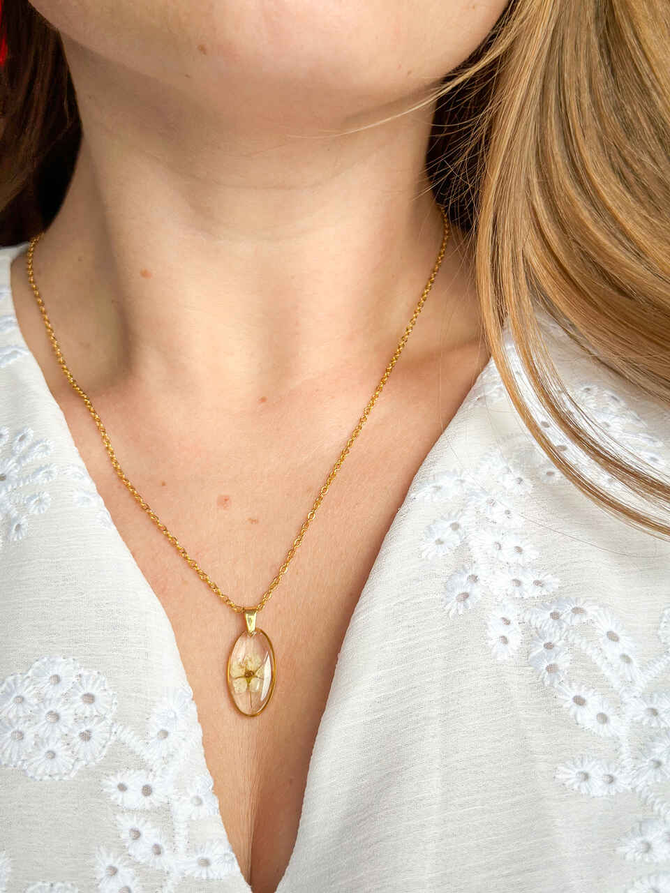 naszyjnik z kwiatów zalanych żywicą, biżuteria z prawdziwych kwiatów, ręcznie robiona biżuteria z żywicy, biżuteria z suszonych kwiatów, złoty naszyjnik elipsa, złoty medalion z kwiatem, nietypowy pomysł na prezent dla niej, biżuteria handmade, naszyjnik z żywicy z kwiatami, biżuteria artystyczna, biżuteria z natury, biżuteria z żywicy epoksydowej, delikatna biżuteria dla niej, unikalny prezent dla kobiety, naszyjnik z prawdziwymi kwiatami, biżuteria z żywicy handmade, kwiaty zatopione w żywicy, biżuteria dla miłośniczki natury