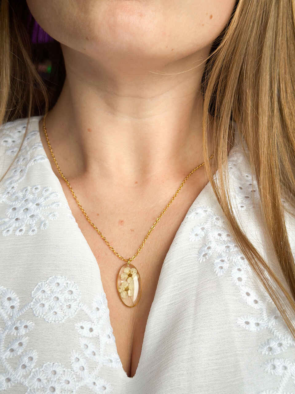 naszyjnik z kwiatów zalanych żywicą, biżuteria z prawdziwych kwiatów, ręcznie robiona biżuteria z żywicy, biżuteria z suszonych kwiatów, złoty naszyjnik elipsa, złoty medalion z kwiatem, nietypowy pomysł na prezent dla niej, biżuteria handmade, naszyjnik z żywicy z kwiatami, biżuteria artystyczna, biżuteria z natury, biżuteria z żywicy epoksydowej, delikatna biżuteria dla niej, unikalny prezent dla kobiety, naszyjnik z prawdziwymi kwiatami, biżuteria z żywicy handmade, kwiaty zatopione w żywicy, biżuteria dla miłośniczki natury