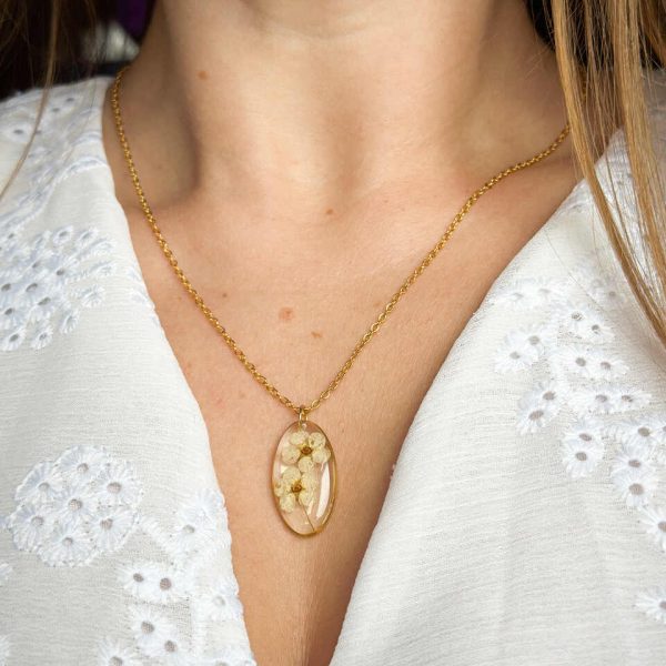 naszyjnik z kwiatów zalanych żywicą, biżuteria z prawdziwych kwiatów, ręcznie robiona biżuteria z żywicy, biżuteria z suszonych kwiatów, złoty naszyjnik elipsa, złoty medalion z kwiatem, nietypowy pomysł na prezent dla niej, biżuteria handmade, naszyjnik z żywicy z kwiatami, biżuteria artystyczna, biżuteria z natury, biżuteria z żywicy epoksydowej, delikatna biżuteria dla niej, unikalny prezent dla kobiety, naszyjnik z prawdziwymi kwiatami, biżuteria z żywicy handmade, kwiaty zatopione w żywicy, biżuteria dla miłośniczki natury