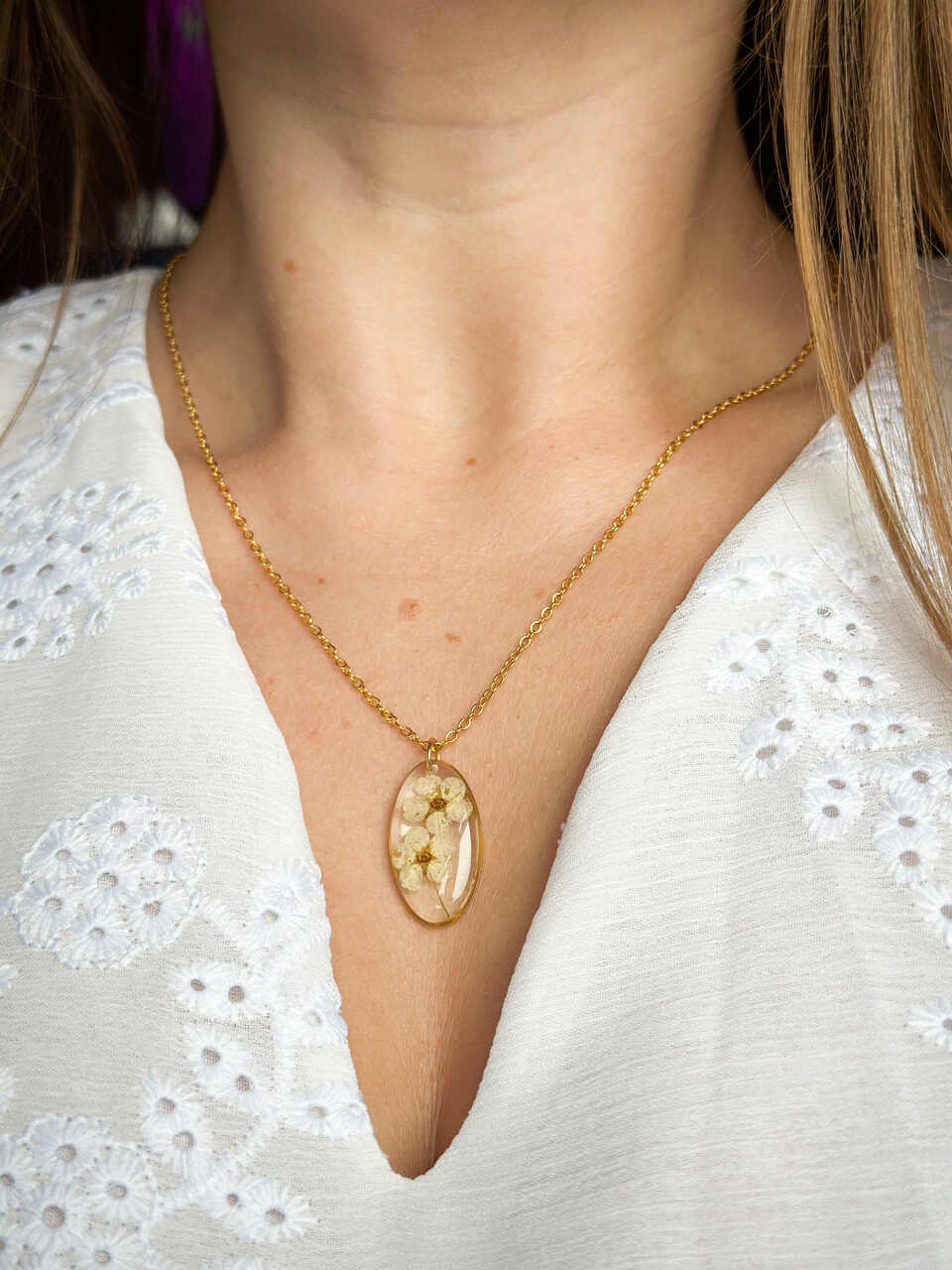 naszyjnik z kwiatów zalanych żywicą, biżuteria z prawdziwych kwiatów, ręcznie robiona biżuteria z żywicy, biżuteria z suszonych kwiatów, złoty naszyjnik elipsa, złoty medalion z kwiatem, nietypowy pomysł na prezent dla niej, biżuteria handmade, naszyjnik z żywicy z kwiatami, biżuteria artystyczna, biżuteria z natury, biżuteria z żywicy epoksydowej, delikatna biżuteria dla niej, unikalny prezent dla kobiety, naszyjnik z prawdziwymi kwiatami, biżuteria z żywicy handmade, kwiaty zatopione w żywicy, biżuteria dla miłośniczki natury