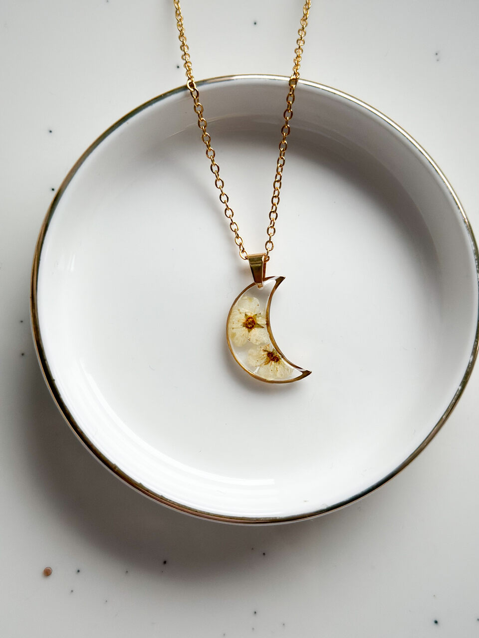 naszyjnik księżyc z żywicy, biżuteria z suszonych kwiatów, biżuteria z prawdziwych kwiatów, naszyjnik z kwiatów zalanych żywicą, ręcznie robiona biżuteria z żywicy, złoty naszyjnik księżyc, biżuteria handmade, biżuteria artystyczna, biżuteria z natury, delikatna biżuteria dla niej, oryginalny pomysł na prezent dla niej, naszyjnik z prawdziwymi kwiatami, biżuteria z żywicy epoksydowej, kwiaty zatopione w żywicy, unikalny prezent dla kobiety, biżuteria z żywicy handmade, biżuteria dla miłośniczki natury