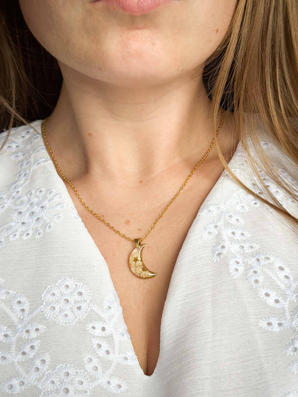 Naszyjnik księżyc z białym kwiatem tawuły - obrazek 2