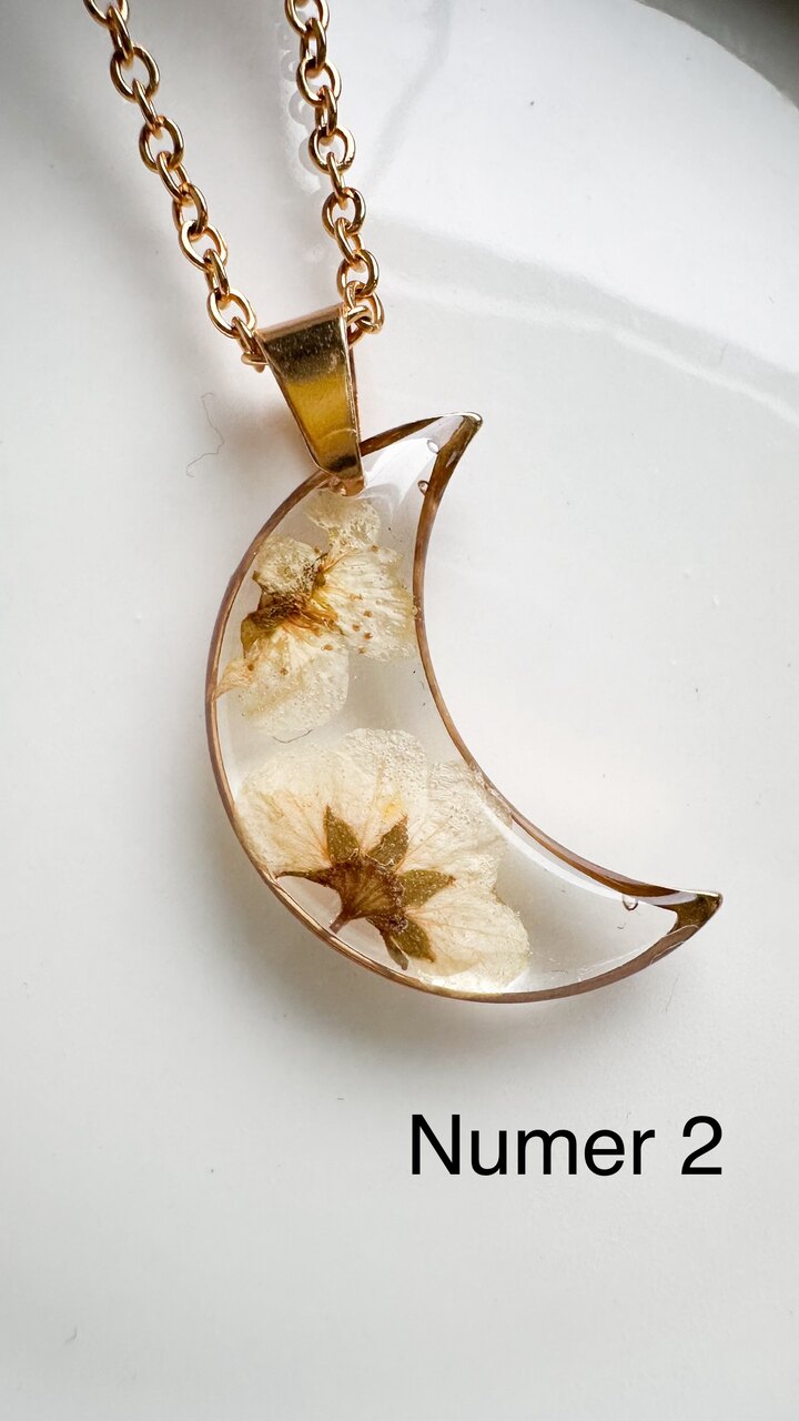 naszyjnik księżyc z żywicy, biżuteria z suszonych kwiatów, biżuteria z prawdziwych kwiatów, naszyjnik z kwiatów zalanych żywicą, ręcznie robiona biżuteria z żywicy, złoty naszyjnik księżyc, biżuteria handmade, biżuteria artystyczna, biżuteria z natury, delikatna biżuteria dla niej, oryginalny pomysł na prezent dla niej, naszyjnik z prawdziwymi kwiatami, biżuteria z żywicy epoksydowej, kwiaty zatopione w żywicy, unikalny prezent dla kobiety, biżuteria z żywicy handmade, biżuteria dla miłośniczki natury