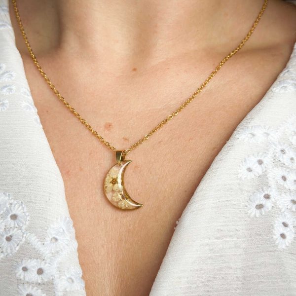 naszyjnik księżyc z żywicy, biżuteria z suszonych kwiatów, biżuteria z prawdziwych kwiatów, naszyjnik z kwiatów zalanych żywicą, ręcznie robiona biżuteria z żywicy, złoty naszyjnik księżyc, biżuteria handmade, biżuteria artystyczna, biżuteria z natury, delikatna biżuteria dla niej, oryginalny pomysł na prezent dla niej, naszyjnik z prawdziwymi kwiatami, biżuteria z żywicy epoksydowej, kwiaty zatopione w żywicy, unikalny prezent dla kobiety, biżuteria z żywicy handmade, biżuteria dla miłośniczki natury