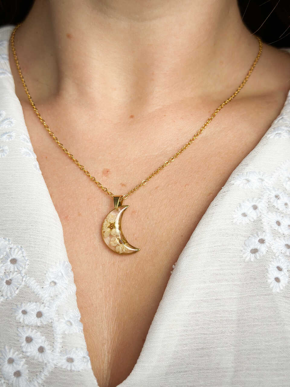 naszyjnik księżyc z żywicy, biżuteria z suszonych kwiatów, biżuteria z prawdziwych kwiatów, naszyjnik z kwiatów zalanych żywicą, ręcznie robiona biżuteria z żywicy, złoty naszyjnik księżyc, biżuteria handmade, biżuteria artystyczna, biżuteria z natury, delikatna biżuteria dla niej, oryginalny pomysł na prezent dla niej, naszyjnik z prawdziwymi kwiatami, biżuteria z żywicy epoksydowej, kwiaty zatopione w żywicy, unikalny prezent dla kobiety, biżuteria z żywicy handmade, biżuteria dla miłośniczki natury