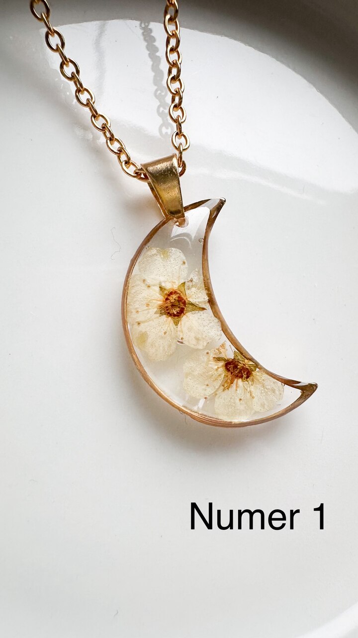 naszyjnik księżyc z żywicy, biżuteria z suszonych kwiatów, biżuteria z prawdziwych kwiatów, naszyjnik z kwiatów zalanych żywicą, ręcznie robiona biżuteria z żywicy, złoty naszyjnik księżyc, biżuteria handmade, biżuteria artystyczna, biżuteria z natury, delikatna biżuteria dla niej, oryginalny pomysł na prezent dla niej, naszyjnik z prawdziwymi kwiatami, biżuteria z żywicy epoksydowej, kwiaty zatopione w żywicy, unikalny prezent dla kobiety, biżuteria z żywicy handmade, biżuteria dla miłośniczki natury