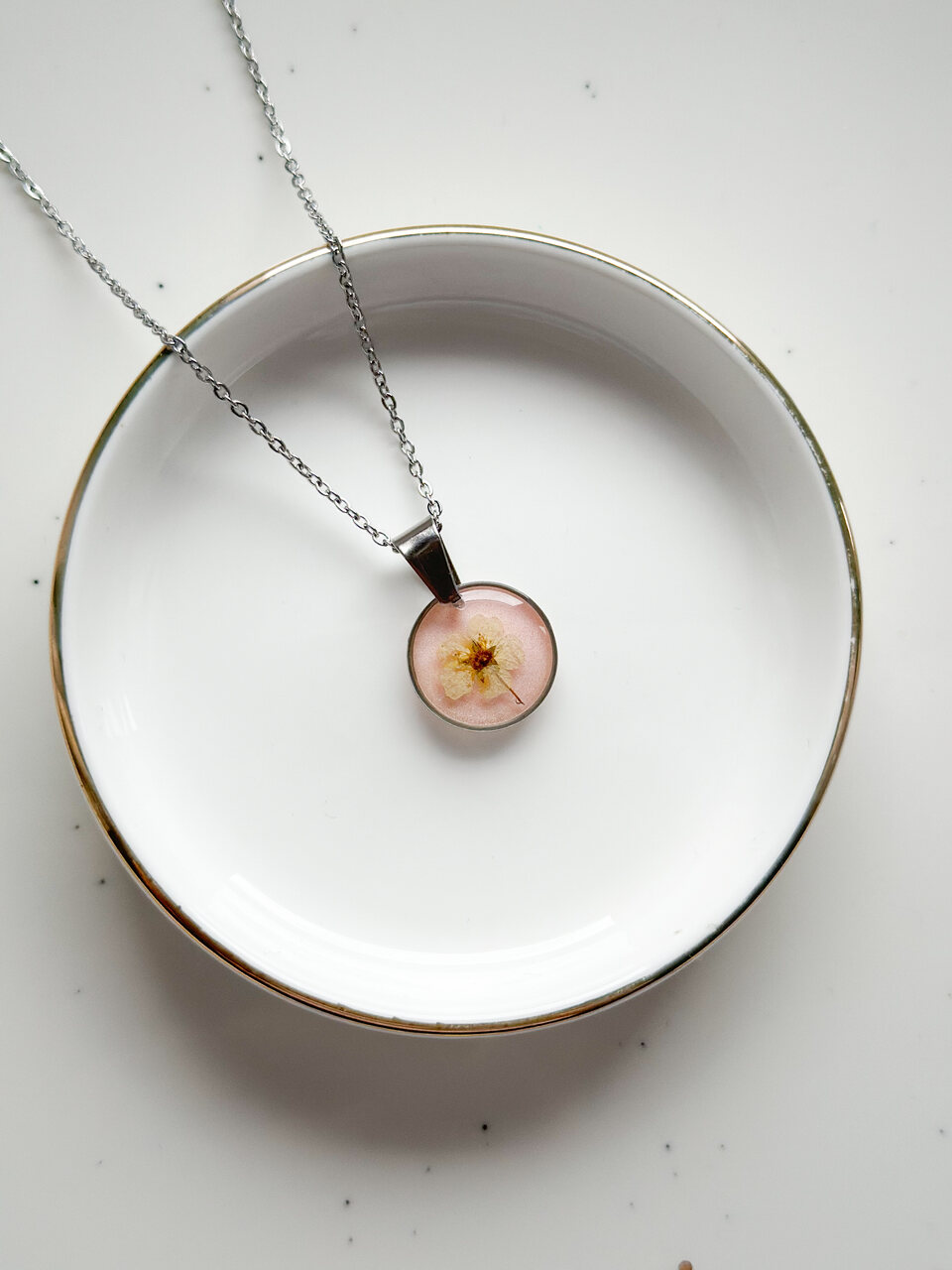 naszyjnik z kwiatów zalanych żywicą, biżuteria z prawdziwych kwiatów, biżuteria z żywicy epoksydowej, ręcznie robiona biżuteria z żywicy, naszyjnik z żywicy z kwiatami, biżuteria z suszonych kwiatów, nietypowy pomysł na prezent dla niej, biżuteria handmade, biżuteria z natury, prezent dla kobiety, unikalny prezent dla niej, naszyjnik z prawdziwymi kwiatami, naszyjnik pudrowy, naszyjnik różowy, biżuteria w kolorze pudrowym, biżuteria romantyczna, delikatna biżuteria dla niej, ręcznie robiony naszyjnik z żywicy, biżuteria artystyczna, prezent z duszą, kwiaty zatopione w żywicy, biżuteria dla miłośniczki natury