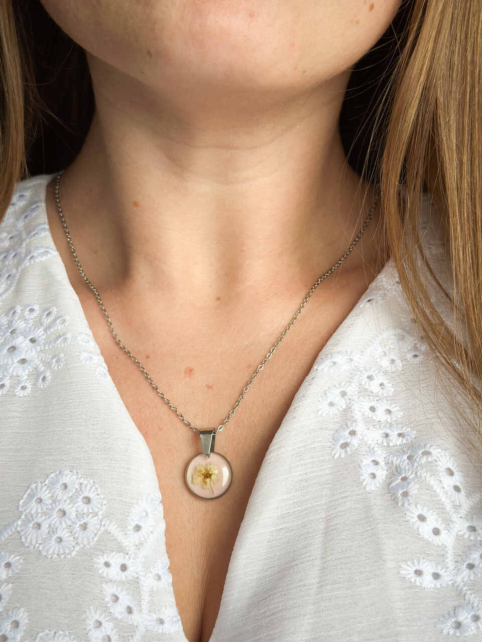 naszyjnik z kwiatów zalanych żywicą, biżuteria z prawdziwych kwiatów, biżuteria z żywicy epoksydowej, ręcznie robiona biżuteria z żywicy, naszyjnik z żywicy z kwiatami, biżuteria z suszonych kwiatów, nietypowy pomysł na prezent dla niej, biżuteria handmade, biżuteria z natury, prezent dla kobiety, unikalny prezent dla niej, naszyjnik z prawdziwymi kwiatami, naszyjnik pudrowy, naszyjnik różowy, biżuteria w kolorze pudrowym, biżuteria romantyczna, delikatna biżuteria dla niej, ręcznie robiony naszyjnik z żywicy, biżuteria artystyczna, prezent z duszą, kwiaty zatopione w żywicy, biżuteria dla miłośniczki natury