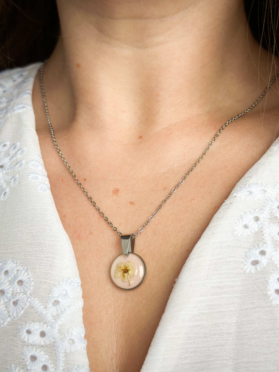 naszyjnik z kwiatów zalanych żywicą, biżuteria z prawdziwych kwiatów, biżuteria z żywicy epoksydowej, ręcznie robiona biżuteria z żywicy, naszyjnik z żywicy z kwiatami, biżuteria z suszonych kwiatów, nietypowy pomysł na prezent dla niej, biżuteria handmade, biżuteria z natury, prezent dla kobiety, unikalny prezent dla niej, naszyjnik z prawdziwymi kwiatami, naszyjnik pudrowy, naszyjnik różowy, biżuteria w kolorze pudrowym, biżuteria romantyczna, delikatna biżuteria dla niej, ręcznie robiony naszyjnik z żywicy, biżuteria artystyczna, prezent z duszą, kwiaty zatopione w żywicy, biżuteria dla miłośniczki natury