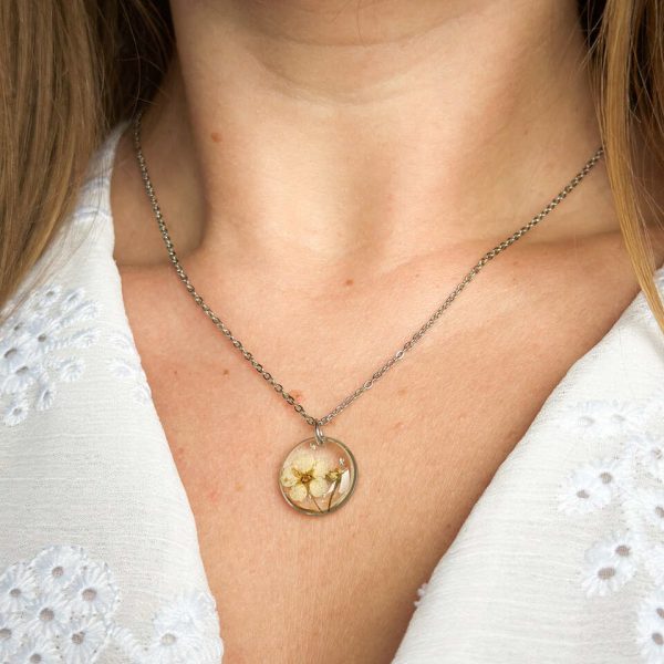 naszyjnik z kwiatów zalanych żywicą, biżuteria z prawdziwych kwiatów, naszyjnik z żywicy z kwiatami, ręcznie robiona biżuteria z żywicy, biżuteria z suszonych kwiatów, nietypowy pomysł na prezent dla niej, prezent dla kobiety, biżuteria z natury, biżuteria handmade, naszyjnik z żywicy i kwiatów, biżuteria artystyczna, prezent z duszą, biżuteria z żywicy epoksydowej, delikatna biżuteria dla niej, unikalny prezent dla kobiety, ręcznie robiony naszyjnik z żywicy, naszyjnik z prawdziwymi kwiatami, biżuteria z żywicy handmade, kwiaty zatopione w żywicy, biżuteria dla miłośniczki natury