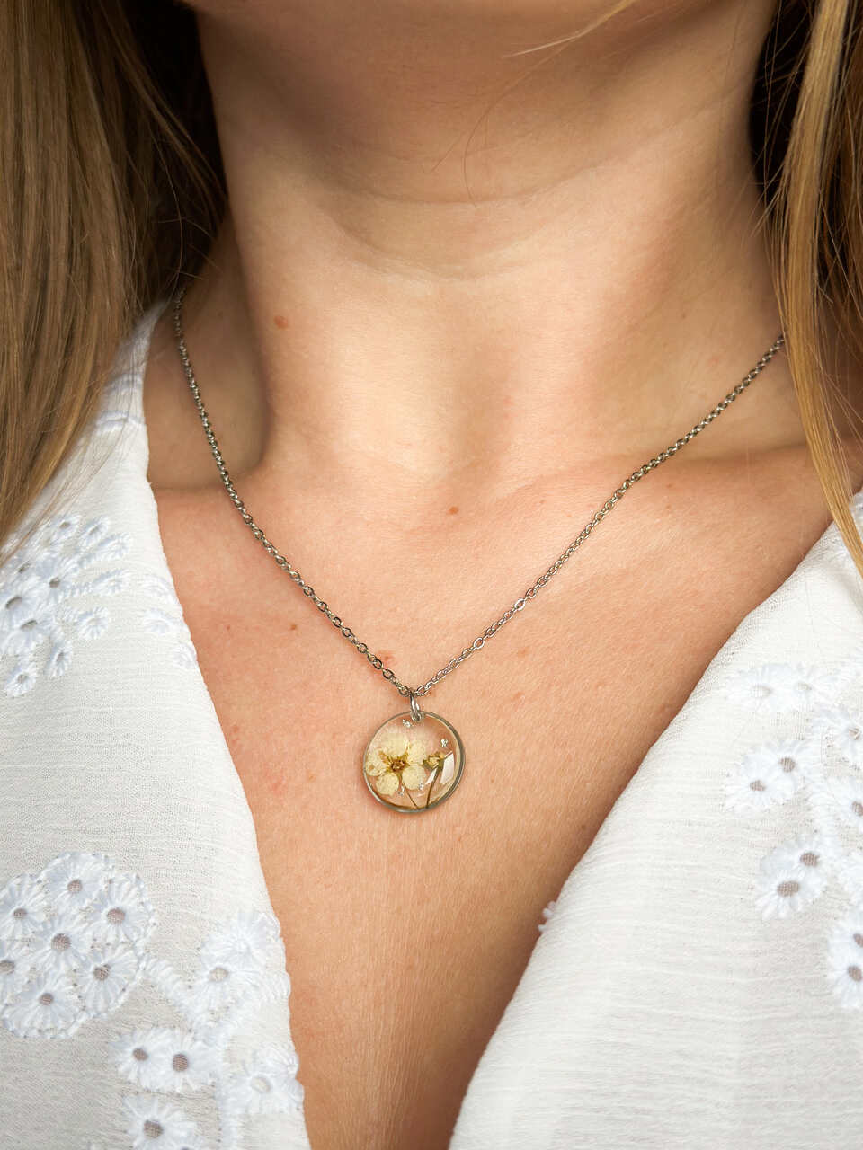 naszyjnik z kwiatów zalanych żywicą, biżuteria z prawdziwych kwiatów, naszyjnik z żywicy z kwiatami, ręcznie robiona biżuteria z żywicy, biżuteria z suszonych kwiatów, nietypowy pomysł na prezent dla niej, prezent dla kobiety, biżuteria z natury, biżuteria handmade, naszyjnik z żywicy i kwiatów, biżuteria artystyczna, prezent z duszą, biżuteria z żywicy epoksydowej, delikatna biżuteria dla niej, unikalny prezent dla kobiety, ręcznie robiony naszyjnik z żywicy, naszyjnik z prawdziwymi kwiatami, biżuteria z żywicy handmade, kwiaty zatopione w żywicy, biżuteria dla miłośniczki natury