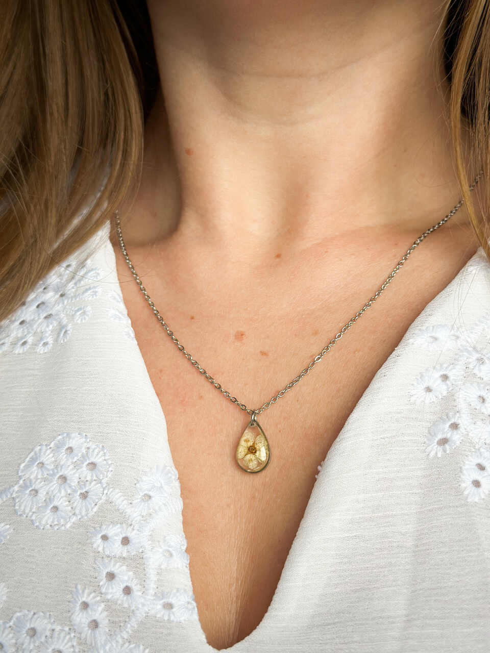 naszyjnik z kwiatów zalanych żywicą, biżuteria z prawdziwych kwiatów, biżuteria z żywicy epoksydowej, ręcznie robiona biżuteria z żywicy, naszyjnik z żywicy z kwiatami, biżuteria z suszonych kwiatów, nietypowy pomysł na prezent dla niej, biżuteria handmade, biżuteria z natury, prezent dla kobiety, unikalny prezent dla niej, naszyjnik z prawdziwymi kwiatami, naszyjnik przezroczysty, biżuteria minimalistyczna, naszyjnik łezka, biżuteria z duszą, biżuteria artystyczna, delikatna biżuteria dla niej, ręcznie robiony naszyjnik z żywicy, kwiaty zatopione w żywicy, biżuteria dla miłośniczki natury