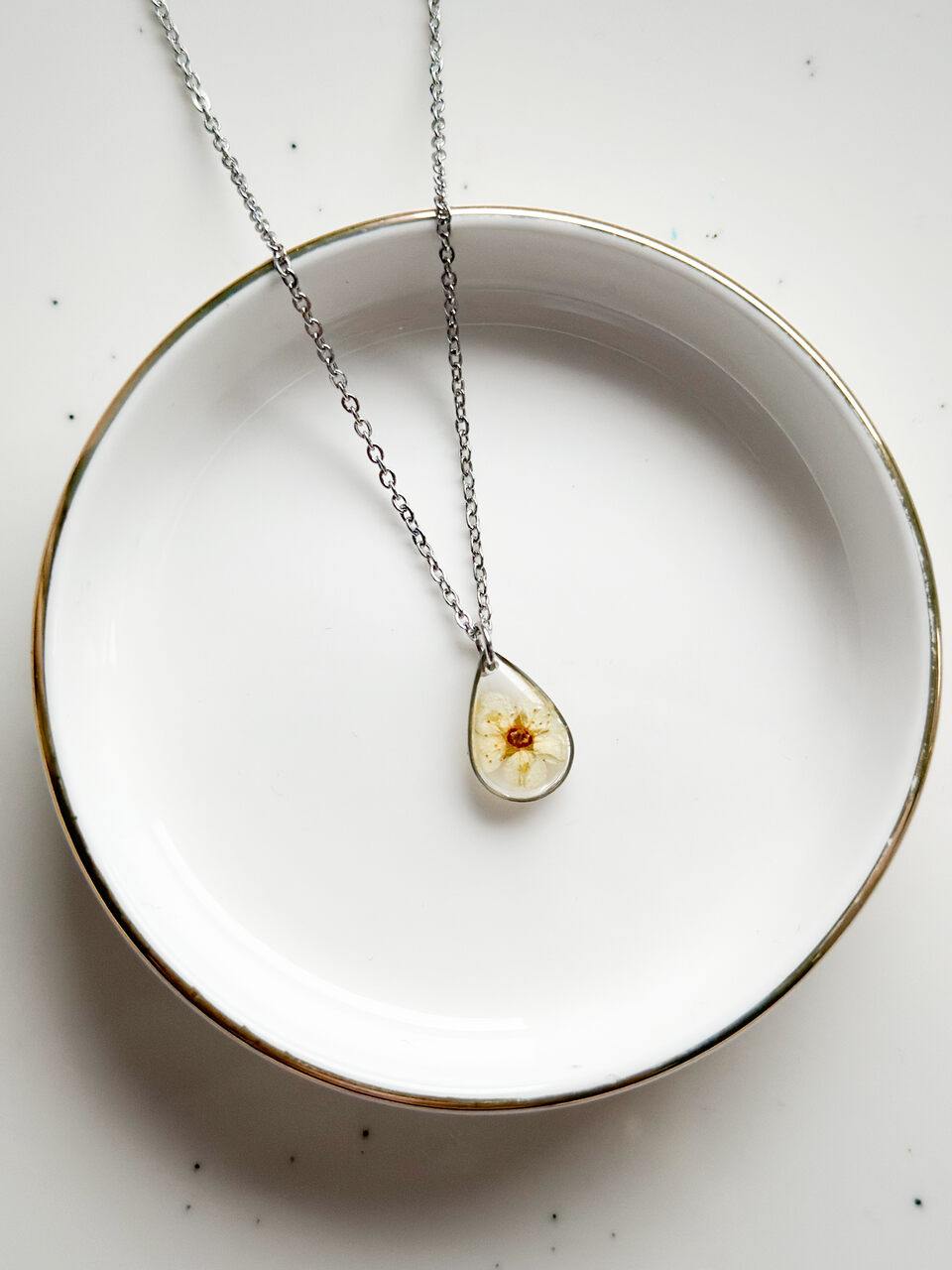 naszyjnik z kwiatów zalanych żywicą, biżuteria z prawdziwych kwiatów, biżuteria z żywicy epoksydowej, ręcznie robiona biżuteria z żywicy, naszyjnik z żywicy z kwiatami, biżuteria z suszonych kwiatów, nietypowy pomysł na prezent dla niej, biżuteria handmade, biżuteria z natury, prezent dla kobiety, unikalny prezent dla niej, naszyjnik z prawdziwymi kwiatami, naszyjnik przezroczysty, biżuteria minimalistyczna, naszyjnik łezka, biżuteria z duszą, biżuteria artystyczna, delikatna biżuteria dla niej, ręcznie robiony naszyjnik z żywicy, kwiaty zatopione w żywicy, biżuteria dla miłośniczki natury