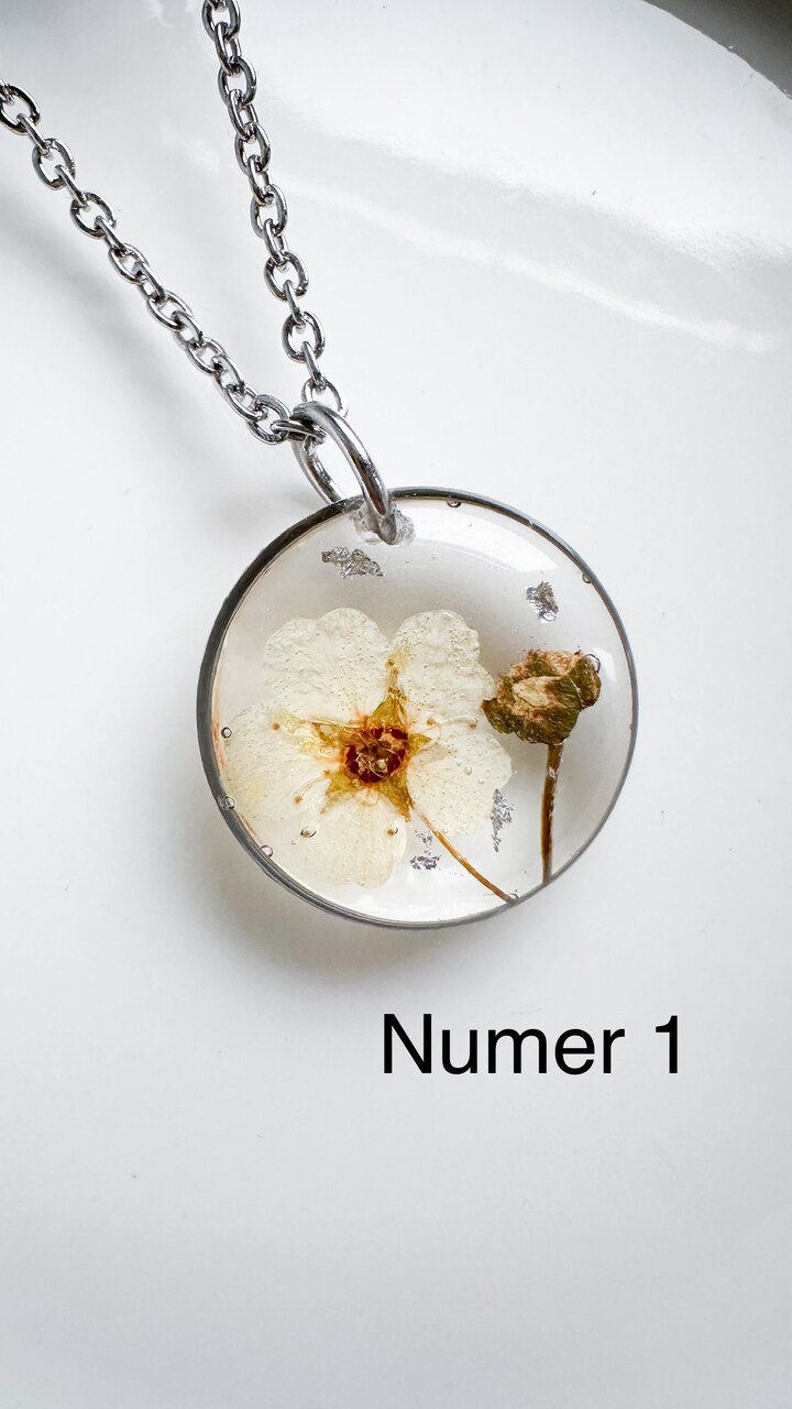 naszyjnik z kwiatów zalanych żywicą, biżuteria z prawdziwych kwiatów, naszyjnik z żywicy z kwiatami, ręcznie robiona biżuteria z żywicy, biżuteria z suszonych kwiatów, nietypowy pomysł na prezent dla niej, prezent dla kobiety, biżuteria z natury, biżuteria handmade, naszyjnik z żywicy i kwiatów, biżuteria artystyczna, prezent z duszą, biżuteria z żywicy epoksydowej, delikatna biżuteria dla niej, unikalny prezent dla kobiety, ręcznie robiony naszyjnik z żywicy, naszyjnik z prawdziwymi kwiatami, biżuteria z żywicy handmade, kwiaty zatopione w żywicy, biżuteria dla miłośniczki natury