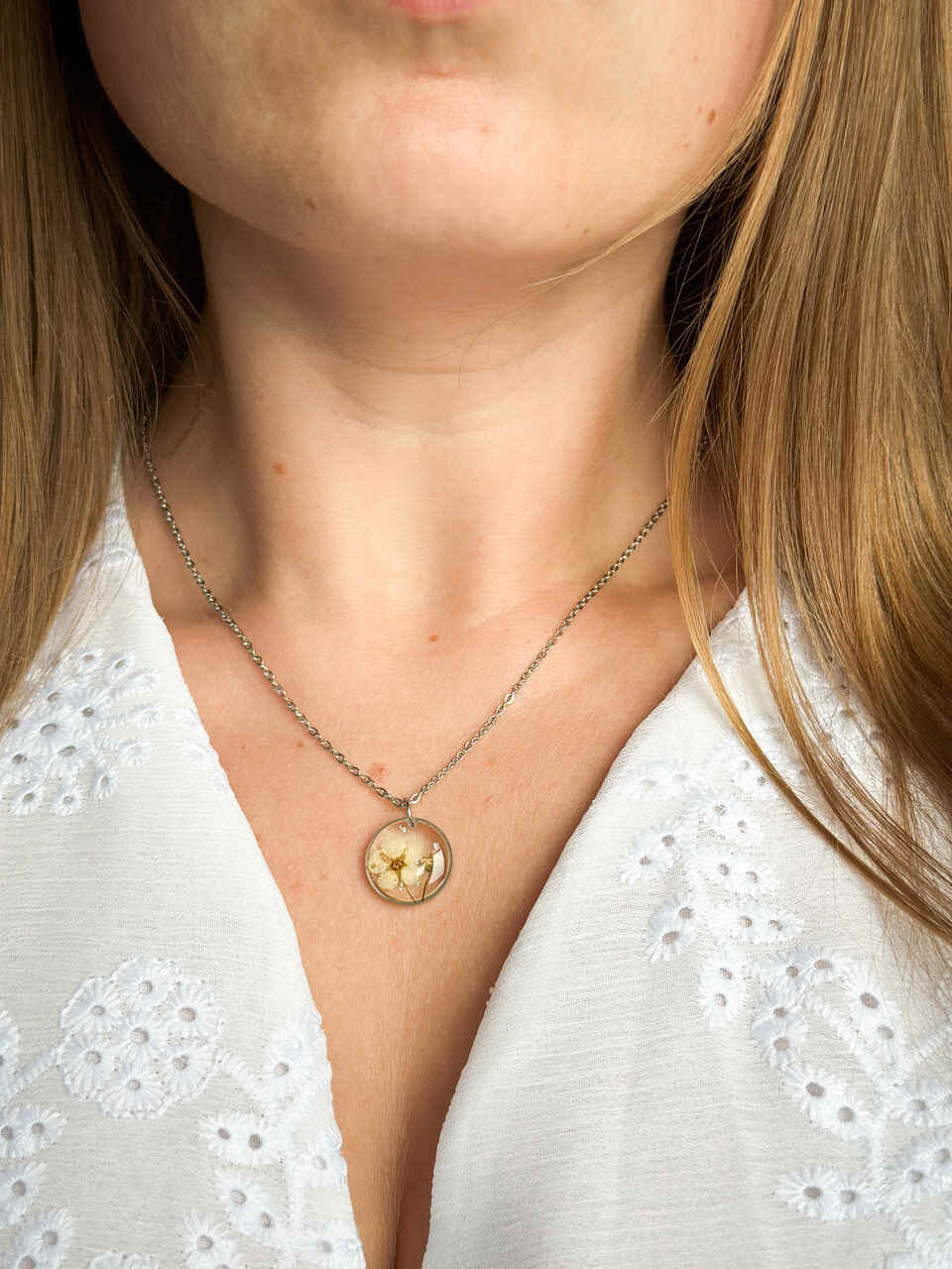 naszyjnik z kwiatów zalanych żywicą, biżuteria z prawdziwych kwiatów, naszyjnik z żywicy z kwiatami, ręcznie robiona biżuteria z żywicy, biżuteria z suszonych kwiatów, nietypowy pomysł na prezent dla niej, prezent dla kobiety, biżuteria z natury, biżuteria handmade, naszyjnik z żywicy i kwiatów, biżuteria artystyczna, prezent z duszą, biżuteria z żywicy epoksydowej, delikatna biżuteria dla niej, unikalny prezent dla kobiety, ręcznie robiony naszyjnik z żywicy, naszyjnik z prawdziwymi kwiatami, biżuteria z żywicy handmade, kwiaty zatopione w żywicy, biżuteria dla miłośniczki natury