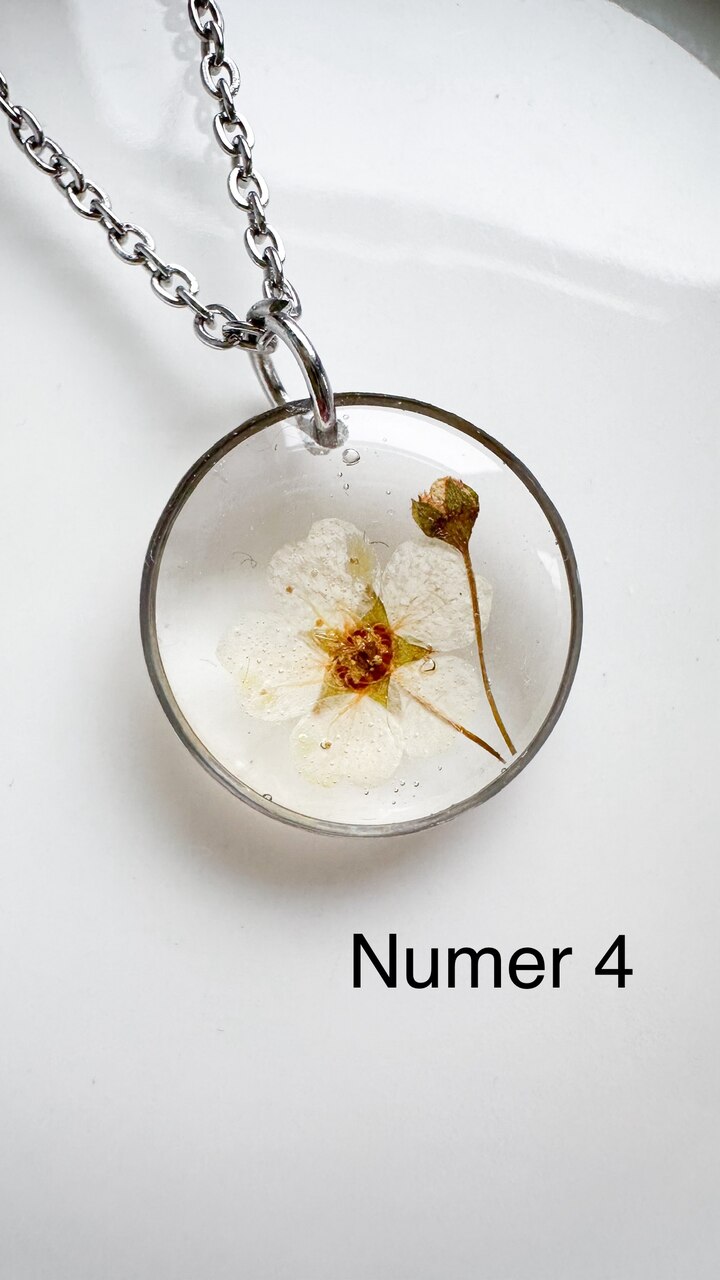 naszyjnik z kwiatów zalanych żywicą, biżuteria z prawdziwych kwiatów, naszyjnik z żywicy z kwiatami, ręcznie robiona biżuteria z żywicy, biżuteria z suszonych kwiatów, nietypowy pomysł na prezent dla niej, prezent dla kobiety, biżuteria z natury, biżuteria handmade, naszyjnik z żywicy i kwiatów, biżuteria artystyczna, prezent z duszą, biżuteria z żywicy epoksydowej, delikatna biżuteria dla niej, unikalny prezent dla kobiety, ręcznie robiony naszyjnik z żywicy, naszyjnik z prawdziwymi kwiatami, biżuteria z żywicy handmade, kwiaty zatopione w żywicy, biżuteria dla miłośniczki natury
