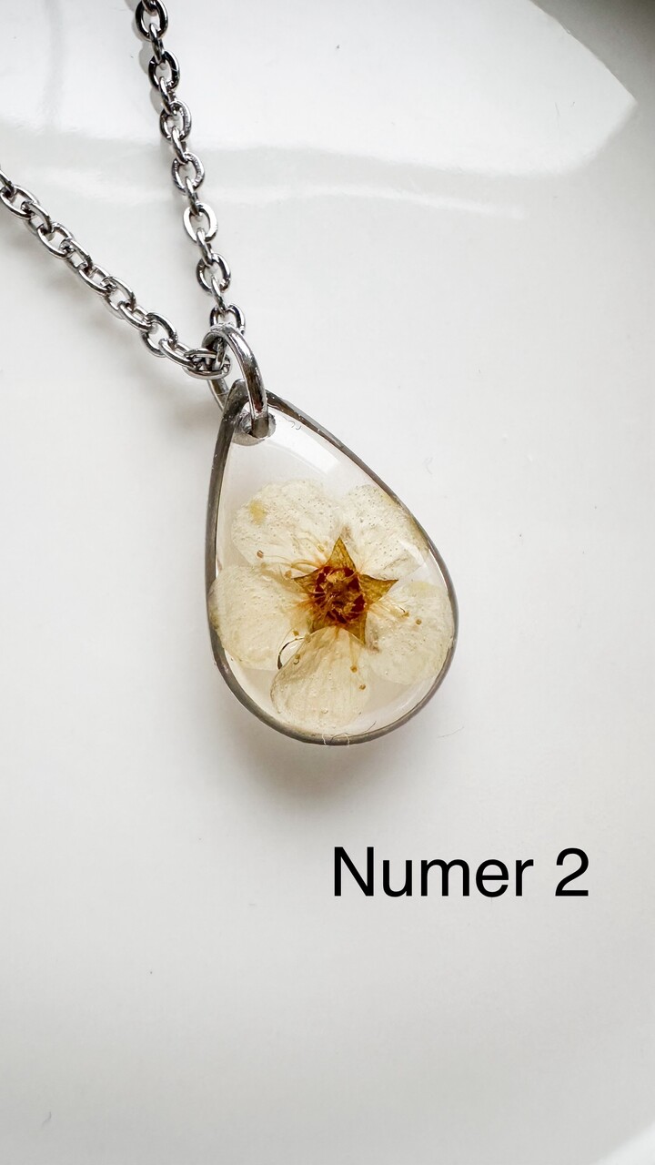 naszyjnik z kwiatów zalanych żywicą, biżuteria z prawdziwych kwiatów, biżuteria z żywicy epoksydowej, ręcznie robiona biżuteria z żywicy, naszyjnik z żywicy z kwiatami, biżuteria z suszonych kwiatów, nietypowy pomysł na prezent dla niej, biżuteria handmade, biżuteria z natury, prezent dla kobiety, unikalny prezent dla niej, naszyjnik z prawdziwymi kwiatami, naszyjnik przezroczysty, biżuteria minimalistyczna, naszyjnik łezka, biżuteria z duszą, biżuteria artystyczna, delikatna biżuteria dla niej, ręcznie robiony naszyjnik z żywicy, kwiaty zatopione w żywicy, biżuteria dla miłośniczki natury