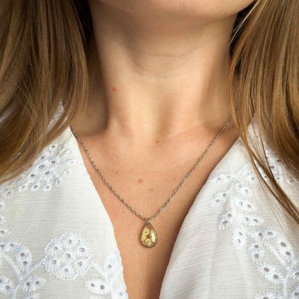 naszyjnik z kwiatów zalanych żywicą, biżuteria z prawdziwych kwiatów, biżuteria z żywicy epoksydowej, ręcznie robiona biżuteria z żywicy, naszyjnik z żywicy z kwiatami, biżuteria z suszonych kwiatów, nietypowy pomysł na prezent dla niej, biżuteria handmade, biżuteria z natury, prezent dla kobiety, unikalny prezent dla niej, naszyjnik z prawdziwymi kwiatami, naszyjnik przezroczysty, biżuteria minimalistyczna, naszyjnik łezka, biżuteria z duszą, biżuteria artystyczna, delikatna biżuteria dla niej, ręcznie robiony naszyjnik z żywicy, kwiaty zatopione w żywicy, biżuteria dla miłośniczki natury