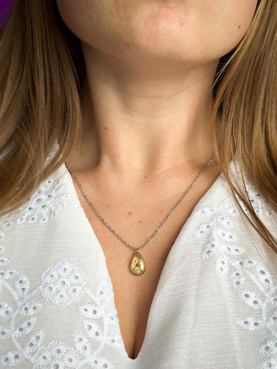 naszyjnik z kwiatów zalanych żywicą, biżuteria z prawdziwych kwiatów, biżuteria z żywicy epoksydowej, ręcznie robiona biżuteria z żywicy, naszyjnik z żywicy z kwiatami, biżuteria z suszonych kwiatów, nietypowy pomysł na prezent dla niej, biżuteria handmade, biżuteria z natury, prezent dla kobiety, unikalny prezent dla niej, naszyjnik z prawdziwymi kwiatami, naszyjnik przezroczysty, biżuteria minimalistyczna, naszyjnik łezka, biżuteria z duszą, biżuteria artystyczna, delikatna biżuteria dla niej, ręcznie robiony naszyjnik z żywicy, kwiaty zatopione w żywicy, biżuteria dla miłośniczki natury