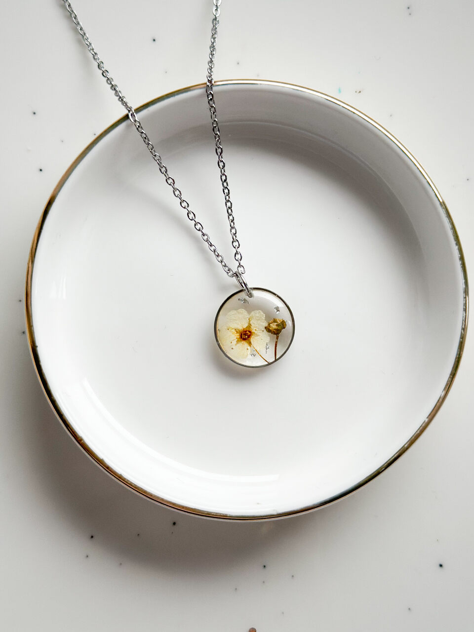 naszyjnik z kwiatów zalanych żywicą, biżuteria z prawdziwych kwiatów, naszyjnik z żywicy z kwiatami, ręcznie robiona biżuteria z żywicy, biżuteria z suszonych kwiatów, nietypowy pomysł na prezent dla niej, prezent dla kobiety, biżuteria z natury, biżuteria handmade, naszyjnik z żywicy i kwiatów, biżuteria artystyczna, prezent z duszą, biżuteria z żywicy epoksydowej, delikatna biżuteria dla niej, unikalny prezent dla kobiety, ręcznie robiony naszyjnik z żywicy, naszyjnik z prawdziwymi kwiatami, biżuteria z żywicy handmade, kwiaty zatopione w żywicy, biżuteria dla miłośniczki natury