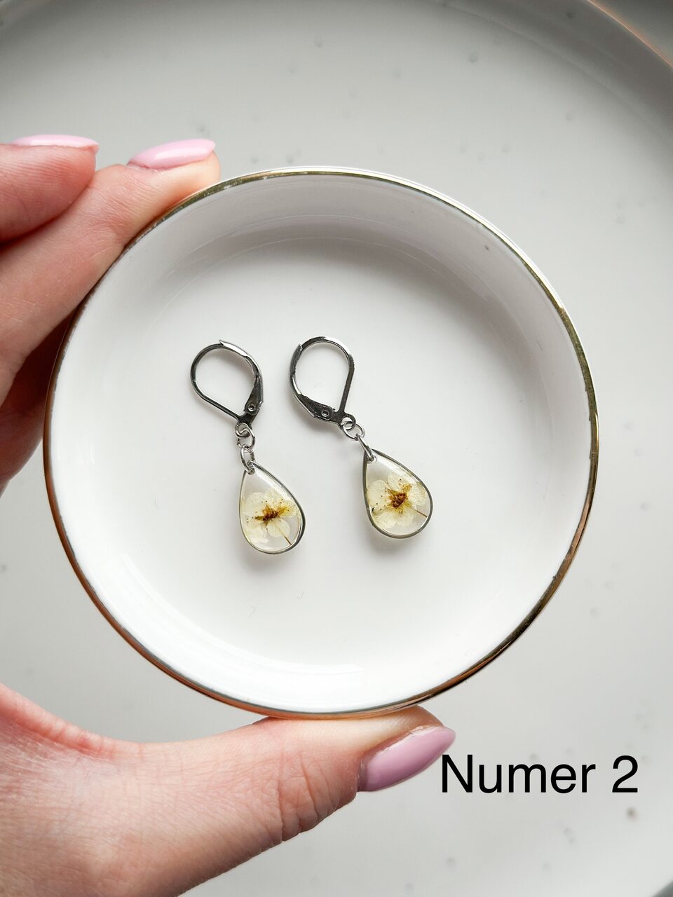 kolczyki z żywicy, kolczyki z suszonych kwiatów, biżuteria z suszonych kwiatów, biżuteria z prawdziwymi kwiatami, kolczyki bigiel angielski, kolczyki z żywicy przezroczyste, delikatna biżuteria, biżuteria handmade, biżuteria z natury, biżuteria z żywicy epoksydowej, kolczyki z prawdziwymi kwiatami, oryginalny pomysł na prezent dla niej, prezent gotowy do wręczenia, biżuteria artystyczna, kwiaty zatopione w żywicy, ręcznie robiona biżuteria z duszą.