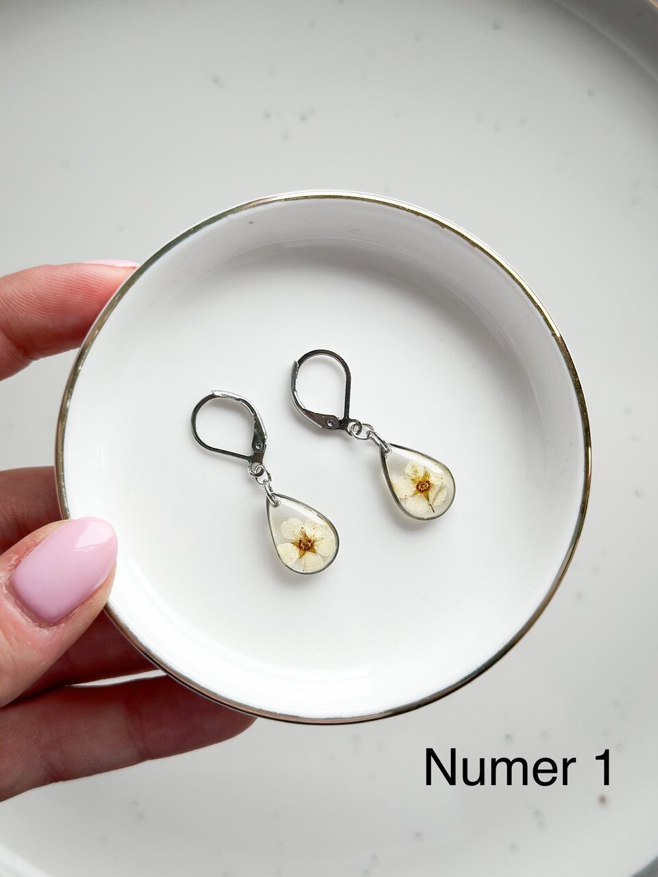 kolczyki z żywicy, kolczyki z suszonych kwiatów, biżuteria z suszonych kwiatów, biżuteria z prawdziwymi kwiatami, kolczyki bigiel angielski, kolczyki z żywicy przezroczyste, delikatna biżuteria, biżuteria handmade, biżuteria z natury, biżuteria z żywicy epoksydowej, kolczyki z prawdziwymi kwiatami, oryginalny pomysł na prezent dla niej, prezent gotowy do wręczenia, biżuteria artystyczna, kwiaty zatopione w żywicy, ręcznie robiona biżuteria z duszą.