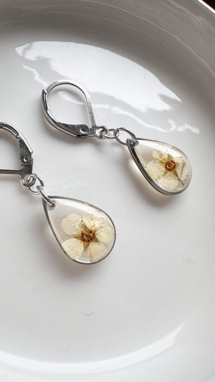 kolczyki z żywicy, kolczyki z suszonych kwiatów, biżuteria z suszonych kwiatów, biżuteria z prawdziwymi kwiatami, kolczyki bigiel angielski, kolczyki z żywicy przezroczyste, delikatna biżuteria, biżuteria handmade, biżuteria z natury, biżuteria z żywicy epoksydowej, kolczyki z prawdziwymi kwiatami, oryginalny pomysł na prezent dla niej, prezent gotowy do wręczenia, biżuteria artystyczna, kwiaty zatopione w żywicy, ręcznie robiona biżuteria z duszą.