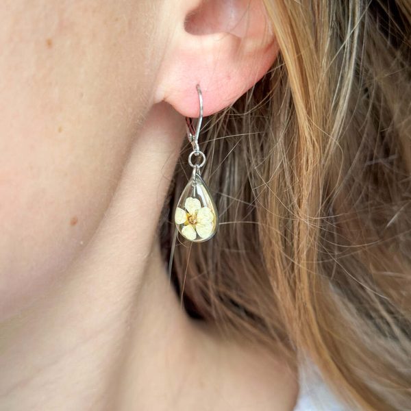 kolczyki z żywicy, kolczyki z suszonych kwiatów, biżuteria z suszonych kwiatów, biżuteria z prawdziwymi kwiatami, kolczyki bigiel angielski, kolczyki z żywicy przezroczyste, delikatna biżuteria, biżuteria handmade, biżuteria z natury, biżuteria z żywicy epoksydowej, kolczyki z prawdziwymi kwiatami, oryginalny pomysł na prezent dla niej, prezent gotowy do wręczenia, biżuteria artystyczna, kwiaty zatopione w żywicy, ręcznie robiona biżuteria z duszą.