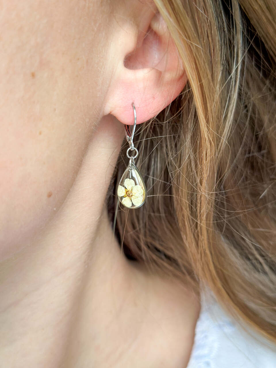 kolczyki z żywicy, kolczyki z suszonych kwiatów, biżuteria z suszonych kwiatów, biżuteria z prawdziwymi kwiatami, kolczyki bigiel angielski, kolczyki z żywicy przezroczyste, delikatna biżuteria, biżuteria handmade, biżuteria z natury, biżuteria z żywicy epoksydowej, kolczyki z prawdziwymi kwiatami, oryginalny pomysł na prezent dla niej, prezent gotowy do wręczenia, biżuteria artystyczna, kwiaty zatopione w żywicy, ręcznie robiona biżuteria z duszą.