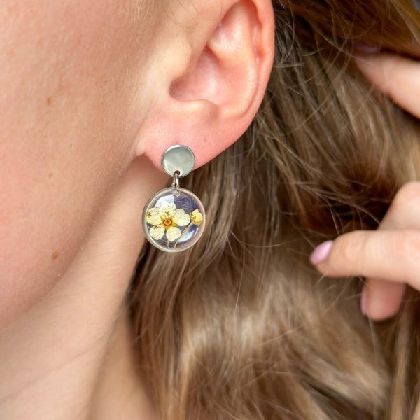 kolczyki z żywicy, kolczyki z suszonych kwiatów, biżuteria z suszonych kwiatów, biżuteria z prawdziwych kwiatów, kolczyki kółeczka, kolczyki na sztyfcie kółeczko, srebrne kolczyki handmade, biżuteria handmade, biżuteria z natury, biżuteria z żywicy epoksydowej, kolczyki z prawdziwymi kwiatami, oryginalny pomysł na prezent dla niej, delikatna biżuteria dla niej, biżuteria artystyczna, kwiaty zatopione w żywicy, kolczyki srebrne z żywicy, biżuteria dla miłośniczki natury