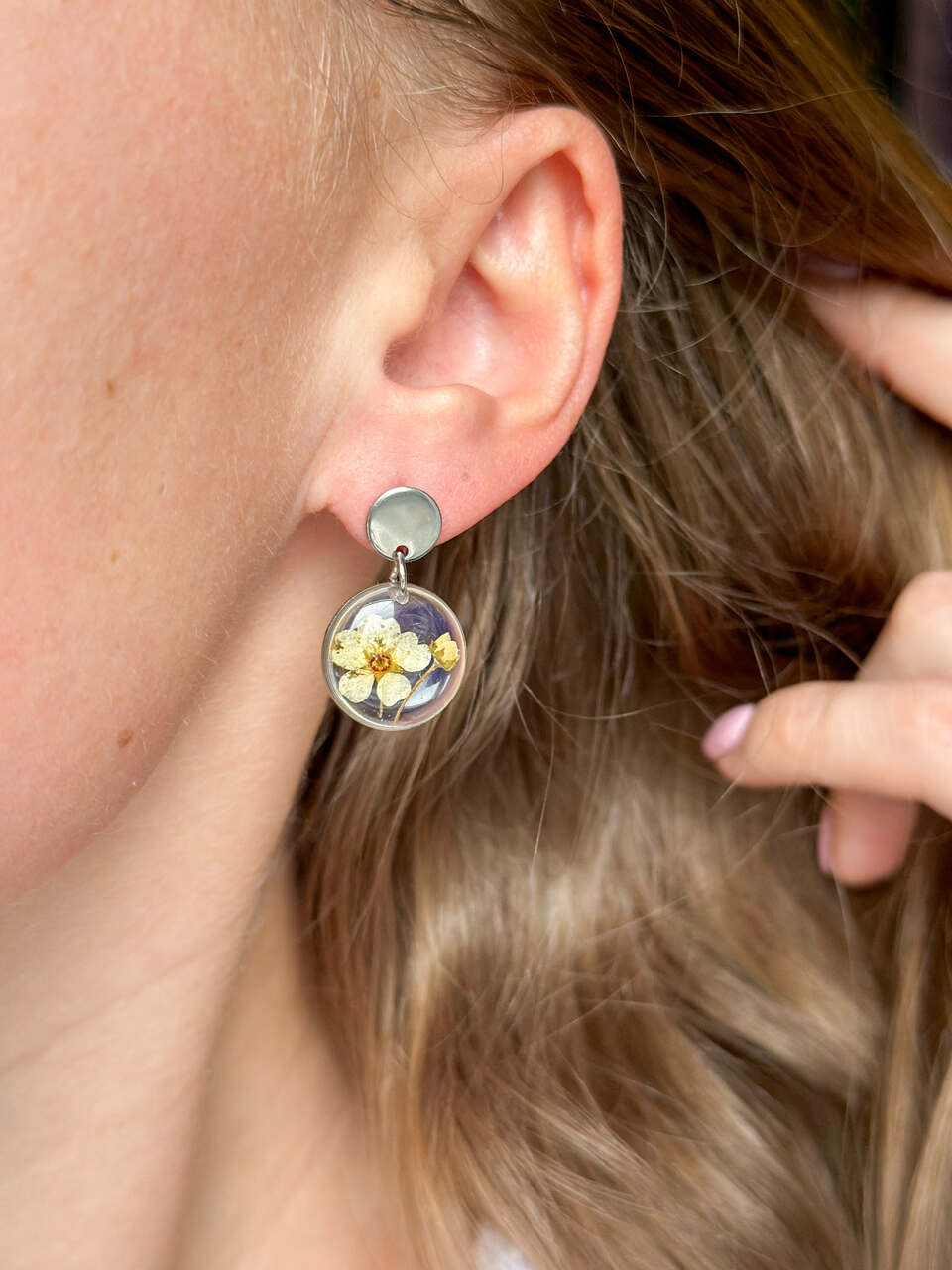 kolczyki z żywicy, kolczyki z suszonych kwiatów, biżuteria z suszonych kwiatów, biżuteria z prawdziwych kwiatów, kolczyki kółeczka, kolczyki na sztyfcie kółeczko, srebrne kolczyki handmade, biżuteria handmade, biżuteria z natury, biżuteria z żywicy epoksydowej, kolczyki z prawdziwymi kwiatami, oryginalny pomysł na prezent dla niej, delikatna biżuteria dla niej, biżuteria artystyczna, kwiaty zatopione w żywicy, kolczyki srebrne z żywicy, biżuteria dla miłośniczki natury