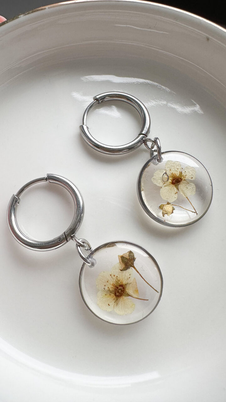 kolczyki z żywicy, kolczyki z suszonych kwiatów, biżuteria z suszonych kwiatów, biżuteria z prawdziwych kwiatów, kolczyki koła, kolczyki na biglach, srebrne kolczyki handmade, biżuteria handmade, biżuteria z natury, biżuteria z żywicy epoksydowej, kolczyki z prawdziwymi kwiatami, oryginalny pomysł na prezent dla niej, delikatna biżuteria dla niej, biżuteria artystyczna, kwiaty zatopione w żywicy, kolczyki srebrne z żywicy, biżuteria dla miłośniczki natury