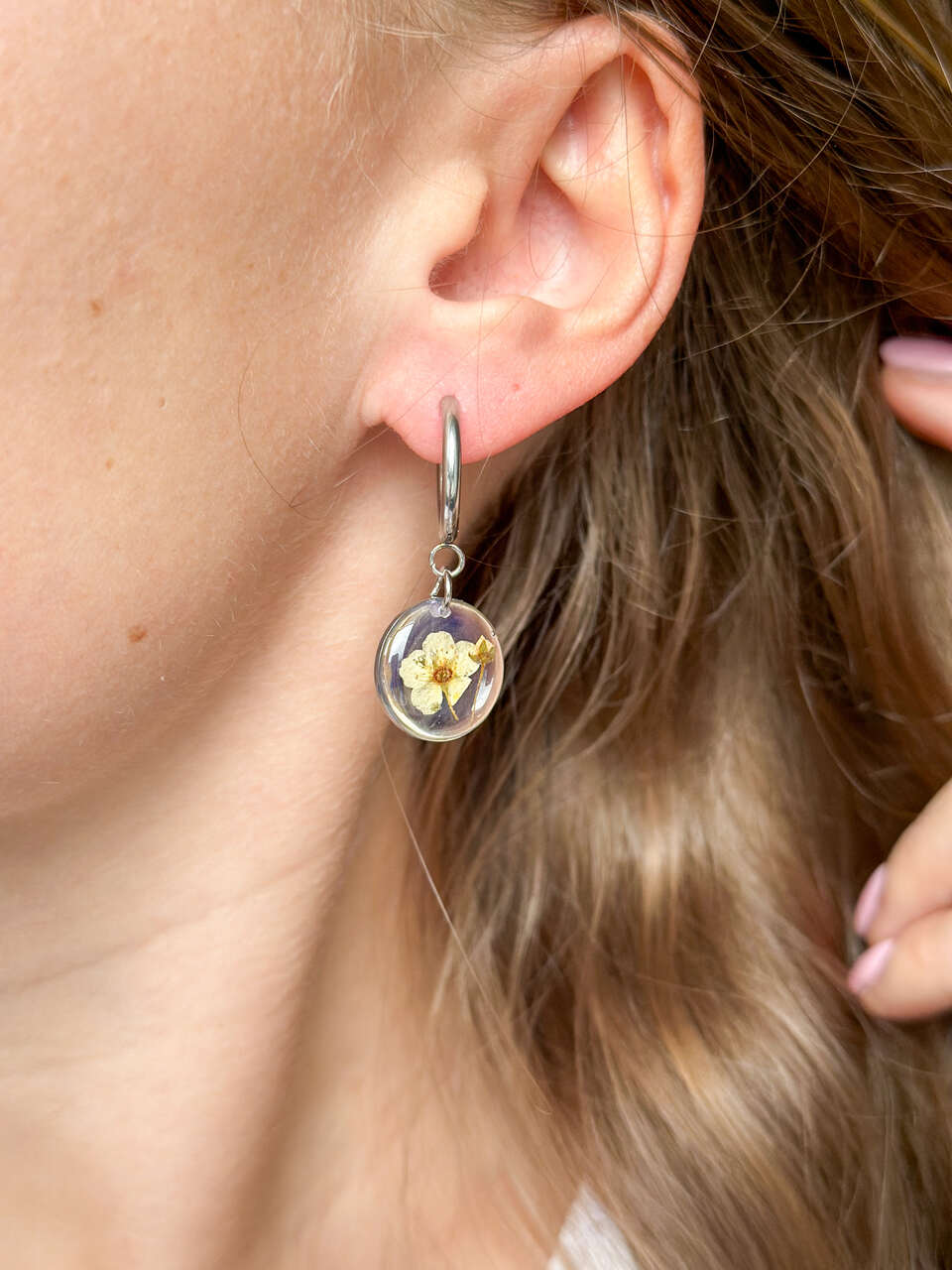 kolczyki z żywicy, kolczyki z suszonych kwiatów, biżuteria z suszonych kwiatów, biżuteria z prawdziwych kwiatów, kolczyki koła, kolczyki na biglach, srebrne kolczyki handmade, biżuteria handmade, biżuteria z natury, biżuteria z żywicy epoksydowej, kolczyki z prawdziwymi kwiatami, oryginalny pomysł na prezent dla niej, delikatna biżuteria dla niej, biżuteria artystyczna, kwiaty zatopione w żywicy, kolczyki srebrne z żywicy, biżuteria dla miłośniczki naturykolczyki z żywicy, kolczyki z suszonych kwiatów, biżuteria z suszonych kwiatów, biżuteria z prawdziwych kwiatów, kolczyki koła, kolczyki na biglach, srebrne kolczyki handmade, biżuteria handmade, biżuteria z natury, biżuteria z żywicy epoksydowej, kolczyki z prawdziwymi kwiatami, oryginalny pomysł na prezent dla niej, delikatna biżuteria dla niej, biżuteria artystyczna, kwiaty zatopione w żywicy, kolczyki srebrne z żywicy, biżuteria dla miłośniczki natury