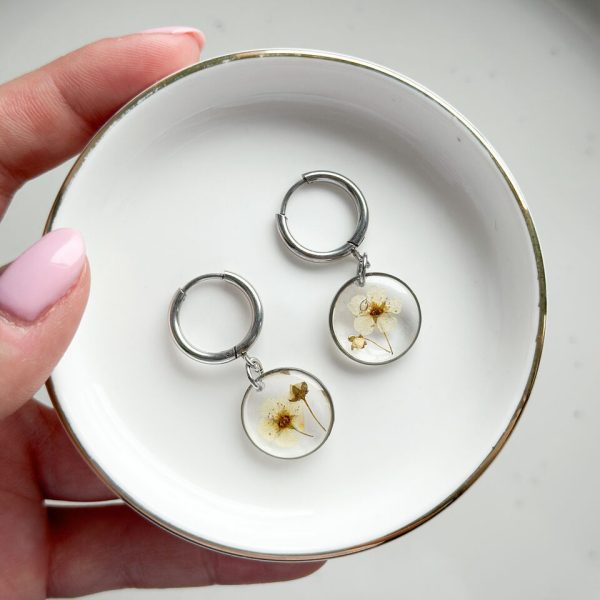 kolczyki z żywicy, kolczyki z suszonych kwiatów, biżuteria z suszonych kwiatów, biżuteria z prawdziwych kwiatów, kolczyki koła, kolczyki na biglach, srebrne kolczyki handmade, biżuteria handmade, biżuteria z natury, biżuteria z żywicy epoksydowej, kolczyki z prawdziwymi kwiatami, oryginalny pomysł na prezent dla niej, delikatna biżuteria dla niej, biżuteria artystyczna, kwiaty zatopione w żywicy, kolczyki srebrne z żywicy, biżuteria dla miłośniczki natury