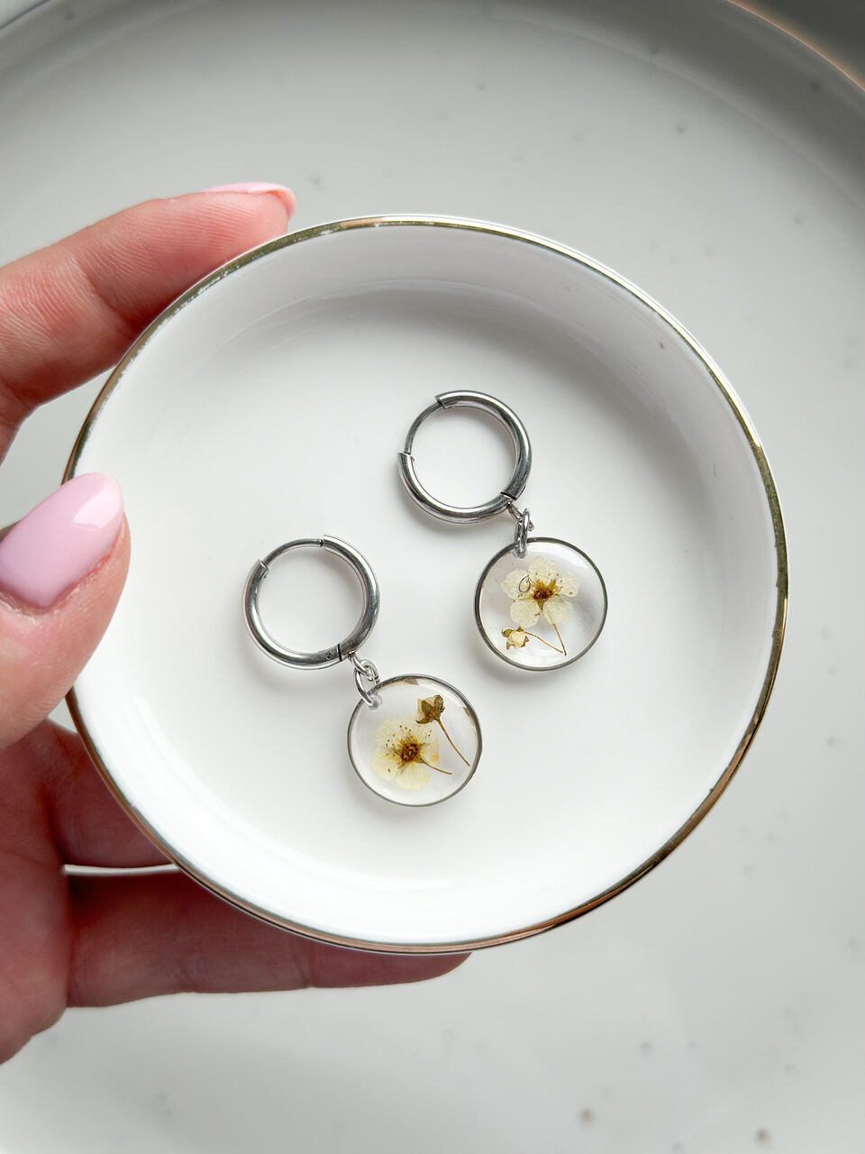 kolczyki z żywicy, kolczyki z suszonych kwiatów, biżuteria z suszonych kwiatów, biżuteria z prawdziwych kwiatów, kolczyki koła, kolczyki na biglach, srebrne kolczyki handmade, biżuteria handmade, biżuteria z natury, biżuteria z żywicy epoksydowej, kolczyki z prawdziwymi kwiatami, oryginalny pomysł na prezent dla niej, delikatna biżuteria dla niej, biżuteria artystyczna, kwiaty zatopione w żywicy, kolczyki srebrne z żywicy, biżuteria dla miłośniczki natury