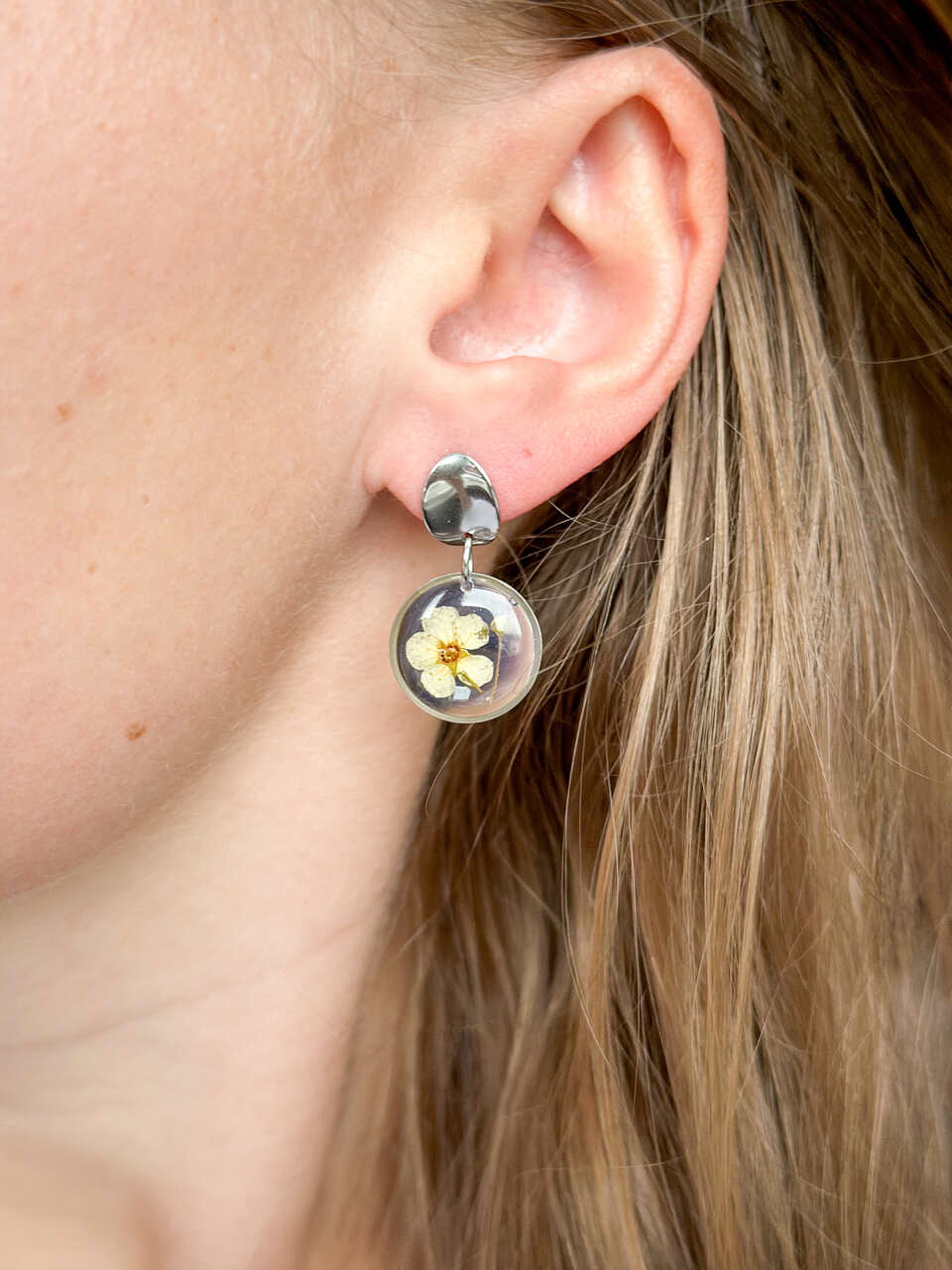 kolczyki z żywicy, kolczyki z suszonych kwiatów, biżuteria z suszonych kwiatów, biżuteria z prawdziwych kwiatów, kolczyki na sztyfcie elipsa, kolczyki kółeczka z kwiatami, srebrne kolczyki handmade, biżuteria handmade, biżuteria z natury, biżuteria z żywicy epoksydowej, kolczyki z prawdziwymi kwiatami, oryginalny pomysł na prezent dla niej, delikatna biżuteria dla niej, biżuteria artystyczna, kwiaty zatopione w żywicy, kolczyki elipsa srebrne, biżuteria dla miłośniczki natury