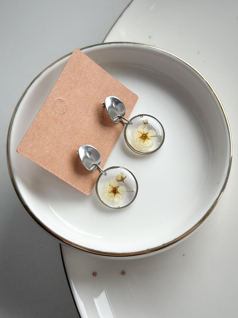 kolczyki z żywicy, kolczyki z suszonych kwiatów, biżuteria z suszonych kwiatów, biżuteria z prawdziwych kwiatów, kolczyki na sztyfcie elipsa, kolczyki kółeczka z kwiatami, srebrne kolczyki handmade, biżuteria handmade, biżuteria z natury, biżuteria z żywicy epoksydowej, kolczyki z prawdziwymi kwiatami, oryginalny pomysł na prezent dla niej, delikatna biżuteria dla niej, biżuteria artystyczna, kwiaty zatopione w żywicy, kolczyki elipsa srebrne, biżuteria dla miłośniczki natury