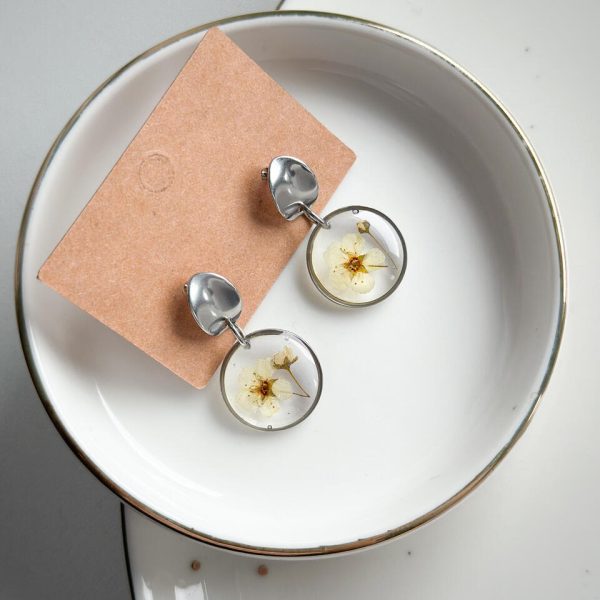kolczyki z żywicy, kolczyki z suszonych kwiatów, biżuteria z suszonych kwiatów, biżuteria z prawdziwych kwiatów, kolczyki na sztyfcie elipsa, kolczyki kółeczka z kwiatami, srebrne kolczyki handmade, biżuteria handmade, biżuteria z natury, biżuteria z żywicy epoksydowej, kolczyki z prawdziwymi kwiatami, oryginalny pomysł na prezent dla niej, delikatna biżuteria dla niej, biżuteria artystyczna, kwiaty zatopione w żywicy, kolczyki elipsa srebrne, biżuteria dla miłośniczki natury