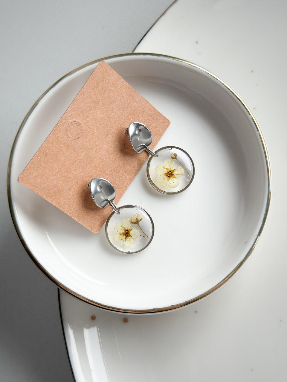 kolczyki z żywicy, kolczyki z suszonych kwiatów, biżuteria z suszonych kwiatów, biżuteria z prawdziwych kwiatów, kolczyki na sztyfcie elipsa, kolczyki kółeczka z kwiatami, srebrne kolczyki handmade, biżuteria handmade, biżuteria z natury, biżuteria z żywicy epoksydowej, kolczyki z prawdziwymi kwiatami, oryginalny pomysł na prezent dla niej, delikatna biżuteria dla niej, biżuteria artystyczna, kwiaty zatopione w żywicy, kolczyki elipsa srebrne, biżuteria dla miłośniczki natury