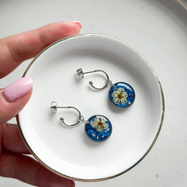 kolczyki z żywicy, kolczyki z suszonych kwiatów, biżuteria z suszonych kwiatów, biżuteria z prawdziwych kwiatów, kolczyki sztyft półkole, kolczyki z żywicy szafirowe, kolczyki chabrowe, biżuteria handmade, biżuteria z natury, biżuteria z żywicy epoksydowej, kolczyki z prawdziwymi kwiatami, oryginalny pomysł na prezent dla niej, delikatna biżuteria dla niej, biżuteria artystyczna, kwiaty zatopione w żywicy, biżuteria dla miłośniczki natury, prezent gotowy do wręczenia