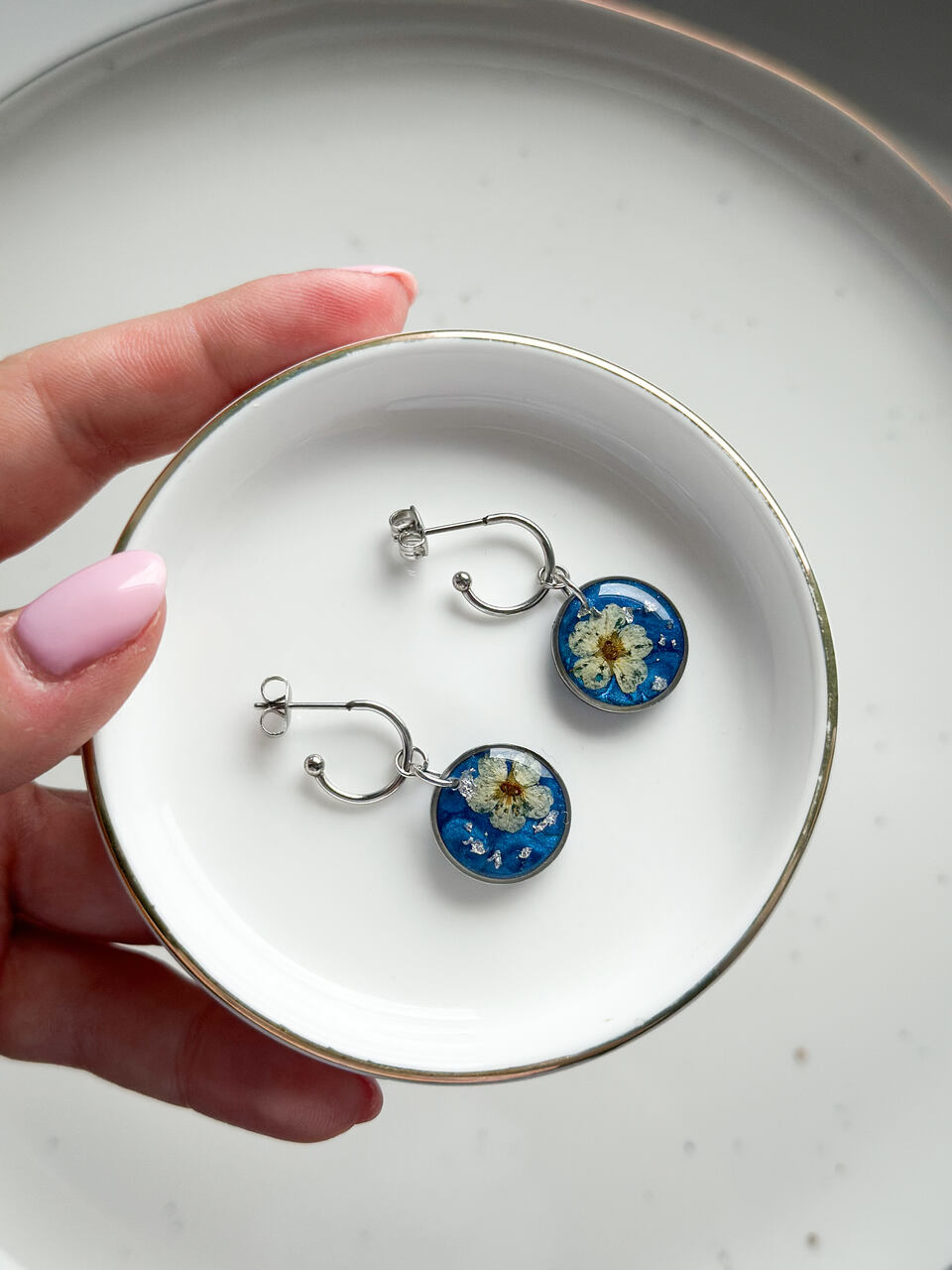 kolczyki z żywicy, kolczyki z suszonych kwiatów, biżuteria z suszonych kwiatów, biżuteria z prawdziwych kwiatów, kolczyki sztyft półkole, kolczyki z żywicy szafirowe, kolczyki chabrowe, biżuteria handmade, biżuteria z natury, biżuteria z żywicy epoksydowej, kolczyki z prawdziwymi kwiatami, oryginalny pomysł na prezent dla niej, delikatna biżuteria dla niej, biżuteria artystyczna, kwiaty zatopione w żywicy, biżuteria dla miłośniczki natury, prezent gotowy do wręczenia