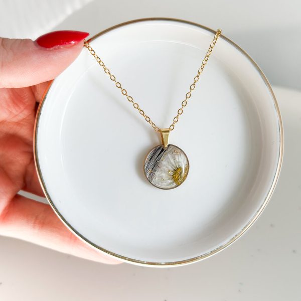 naszyjnik z sierścią pupila, biżuteria z sierścią zwierzęcia, pamiątka po pupilu, naszyjnik z włosami psa, naszyjnik z sierścią psa, naszyjnik z sierścią kota, personalizowany naszyjnik z sierścią, biżuteria pamięci po zwierzaku, naszyjnik z żywicy epoksydowej, naszyjnik z prawdziwym kwiatem, naszyjnik ze stokrotką, biżuteria z suszonym kwiatem, ręcznie robiona biżuteria z żywicy, handmade biżuteria z żywicy, personalizowana biżuteria handmade, naszyjnik z pamiątką po zwierzaku, naszyjnik pamięci po psie, naszyjnik pamięci po kocie, naszyjnik dla miłośnika zwierząt, biżuteria dla właściciela psa, biżuteria dla właściciela kota, naszyjnik ze wspomnieniem pupila, symboliczna biżuteria ze zwierzęciem, delikatny naszyjnik z żywicy, naszyjnik z kwiatem i sierścią pupila, unikatowa biżuteria handmade, prezent dla miłośnika zwierząt, prezent dla właściciela psa, prezent dla właściciela kota, biżuteria z emocjami, pamiątkowa biżuteria po zwierzaku