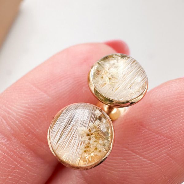 kolczyki z sierścią pupila, kolczyki personalizowane, biżuteria z sierści zwierząt, kolczyki sztyfty handmade, biżuteria z żywicy epoksydowej, kolczyki z gipsówką, pamiątka po zwierzaku, biżuteria sentymentalna, kolczyki dla miłośnika zwierząt, prezent dla właściciela psa, prezent dla miłośnika kotów, biżuteria ręcznie robiona, kolczyki ze stali chirurgicznej, kolczyki hipoalergiczne, delikatna biżuteria damska, minimalistyczne kolczyki, kolczyki z psem, kolczyki z kotem, kolczyki z koniem, kolczyki z królikiem, unikalna biżuteria na zamówienie, biżuteria personalizowana na prezent, kolczyki z żywicy handmade, biżuteria z kwiatami, kolczyki z prawdziwymi kwiatami